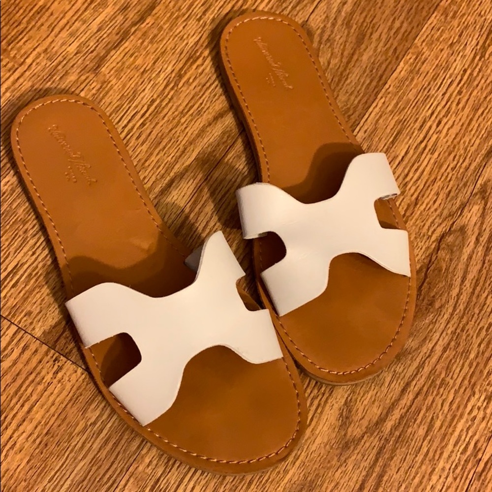 Universal Thread Sandals